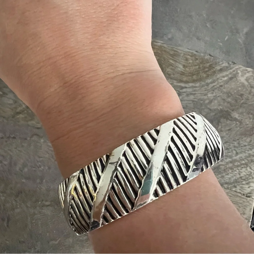 🍭6/$30 Metallic two way hinged silver & rhinestone studded cuff bangle bracelet